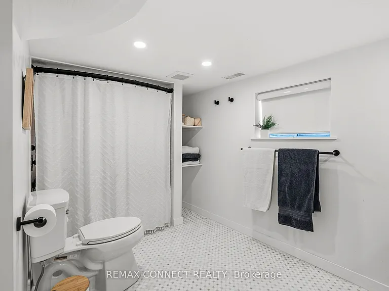 60 Woodbury Rd — Photo 36