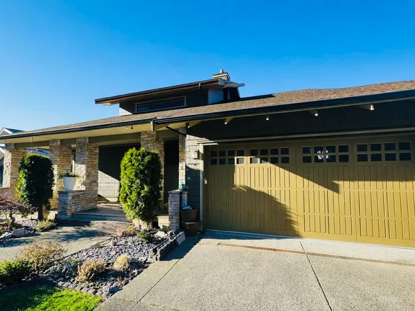 700 Ocean Crest Dr, Squamish Lillooet, BC V8B 1A3