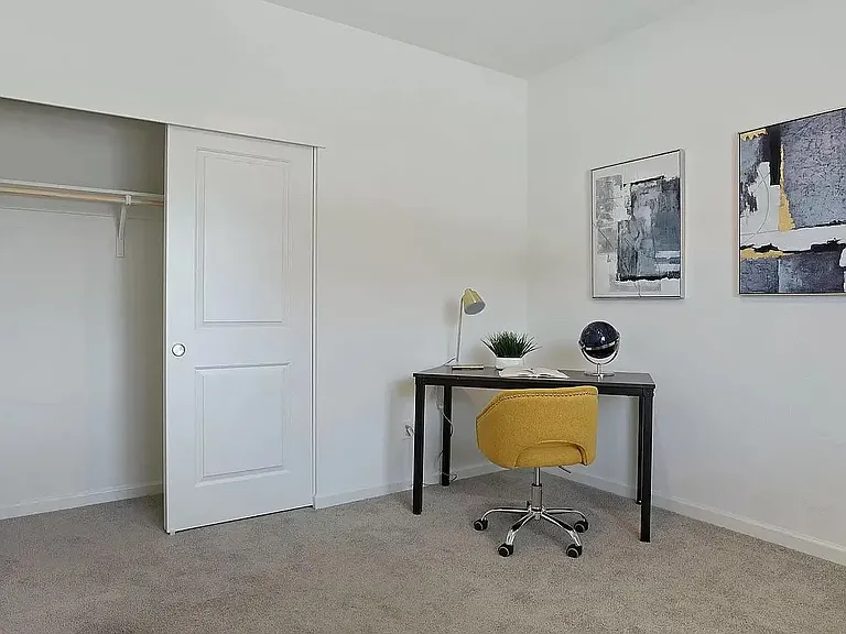 Guest bed/office/gaming room