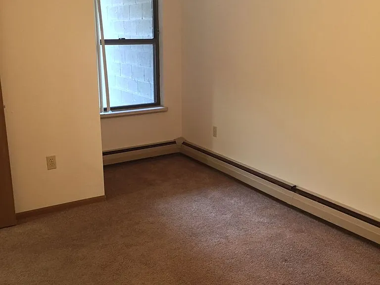 404 E Wilson St — Photo 7