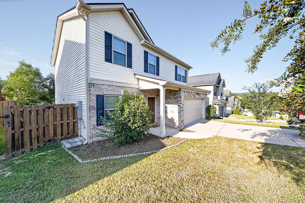 4 bed, 2.5 bath, 2203 sqft, $2,050 — Photo 3