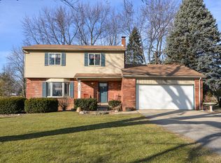 2064 Windsor Beach Dr, Fenton, MI 48430
