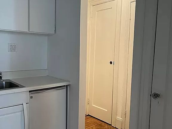 5th image of 22 E 81st St APT 3A