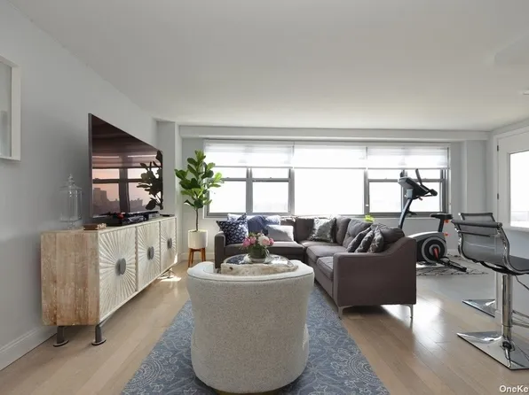 61-20 Grand Cent Parkway image 16 of 32