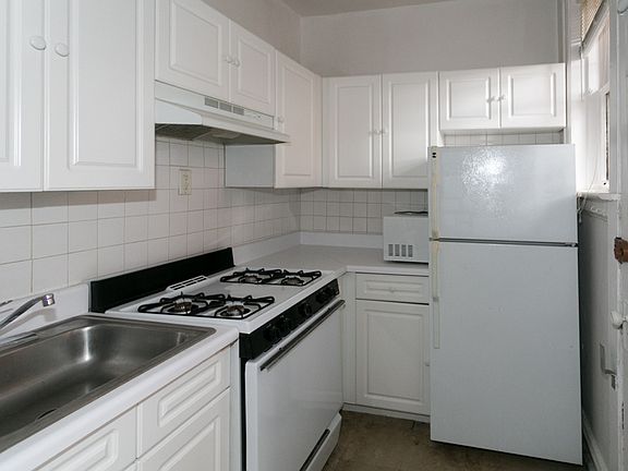2nd image of 633 W Cornelia Ave APT 2E