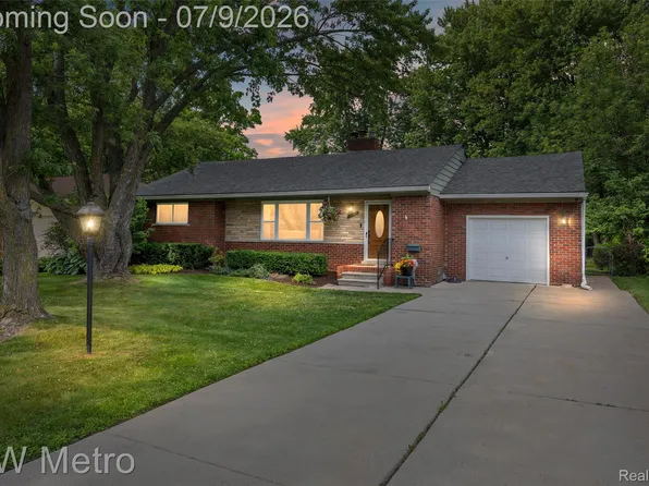 20665 Woodcrest St, Harper Woods, MI 48225