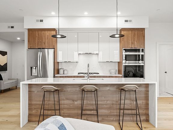 2nd image of 47 Condor St #Penthouse 3
