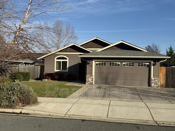 1575 SW Yucca Dr, Grants Pass, OR 97527