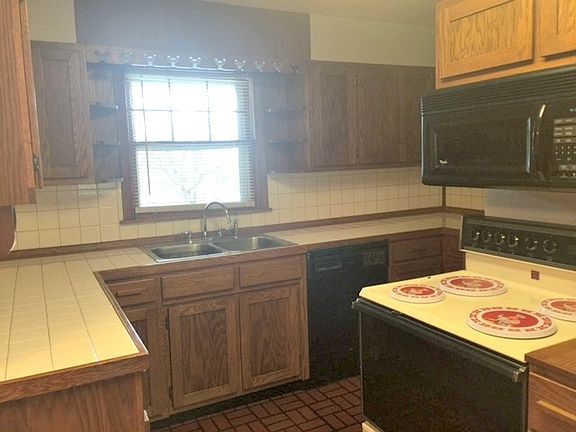 5th image of 924 E H St