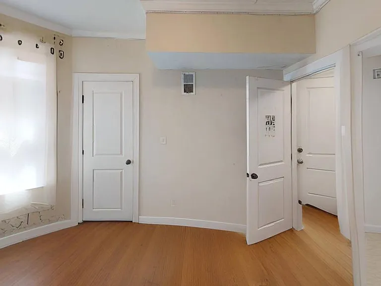 2975 Washington St — Photo 2