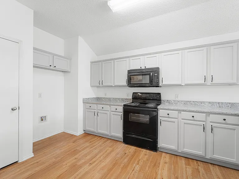 9825 Tyler Dr — Photo 12