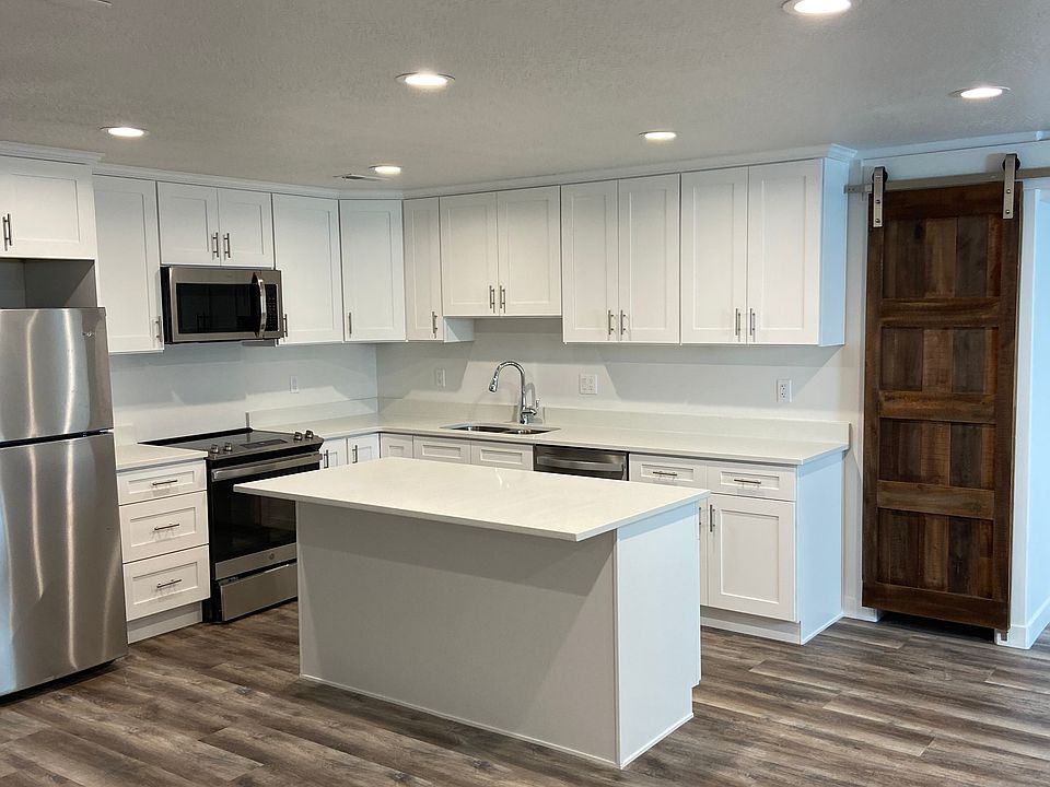 Large upgraded full kitchen