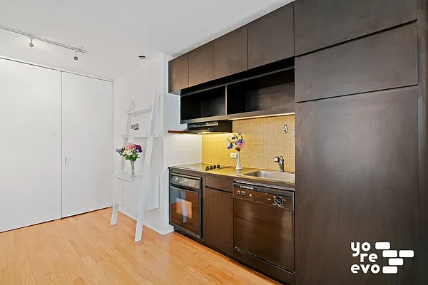 Sold by Yoreevo, LLC | media 9