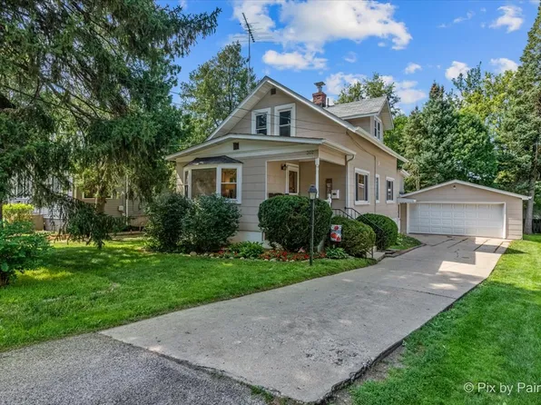 302 Circle Rd, Fox River Grove, IL 60021