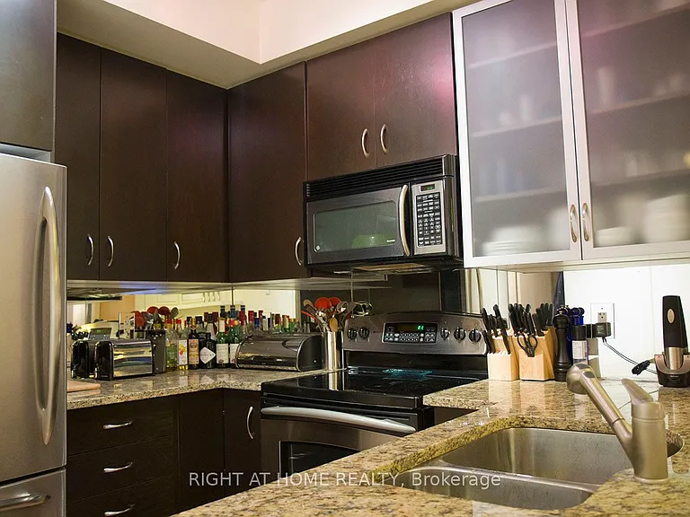 438 King St W #1403 — Photo 8