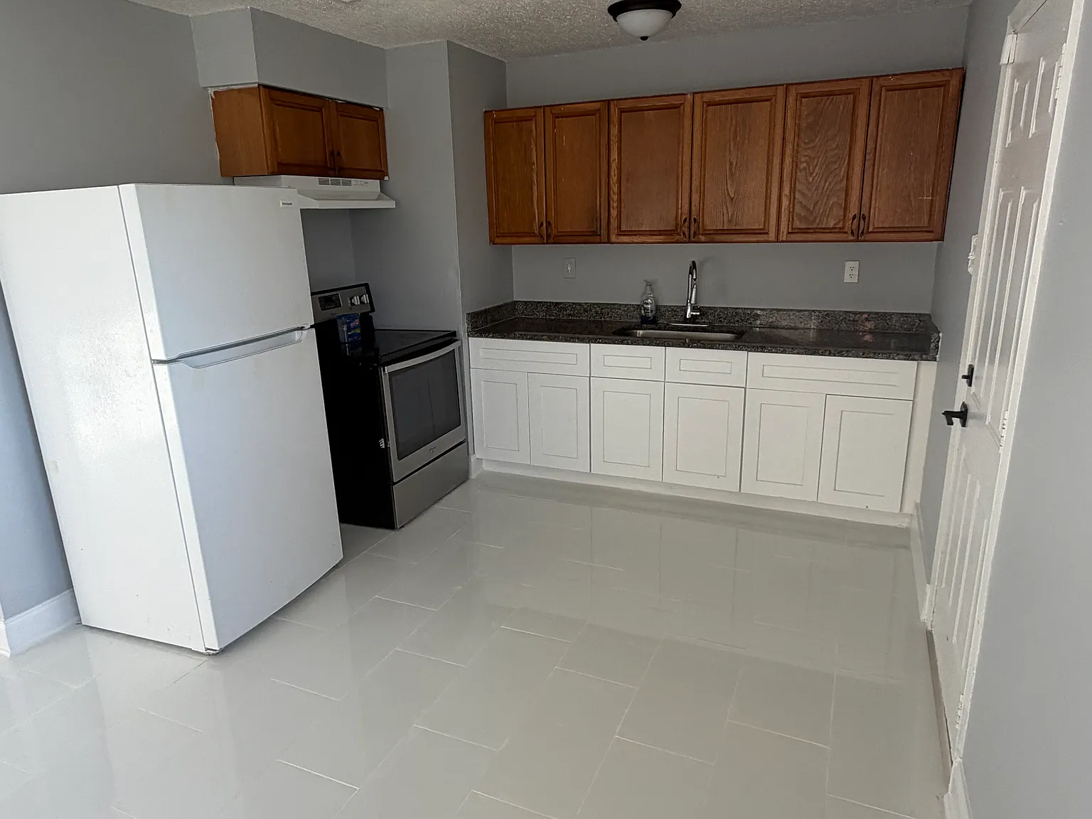 912 N Clark Ln — Photo 3