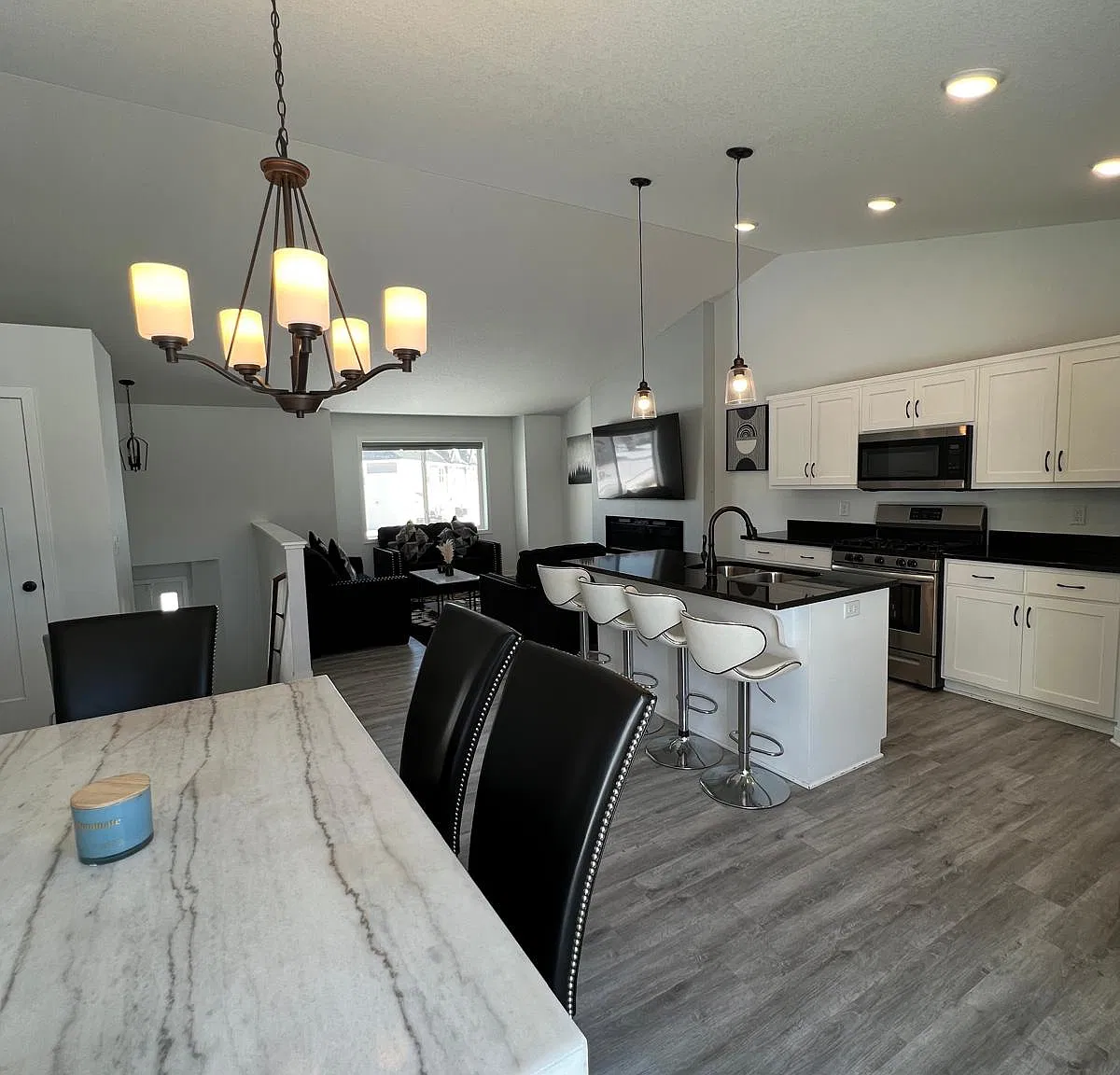 4 bed, 2563 sqft, $3,095 — Photo 2