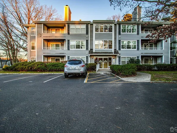 2302 Candlelight Ct, Helmetta, NJ 08828