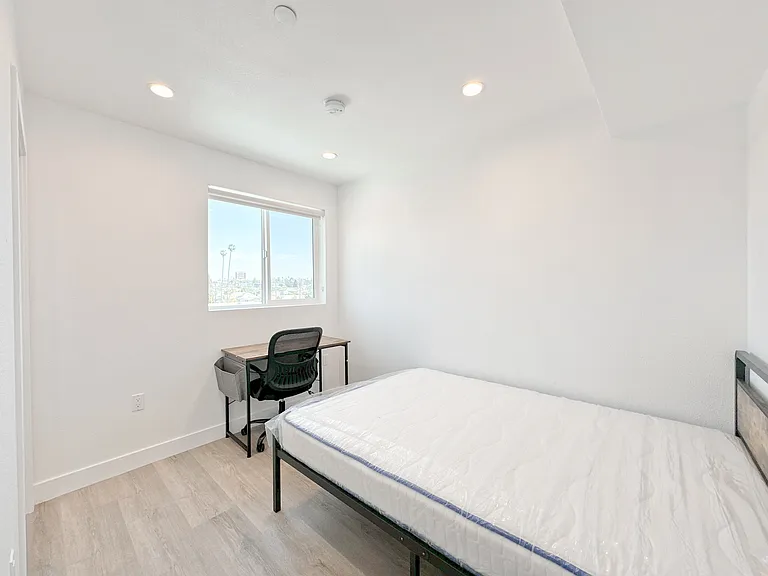 1363 1/2 W 35th St #9 — Photo 31