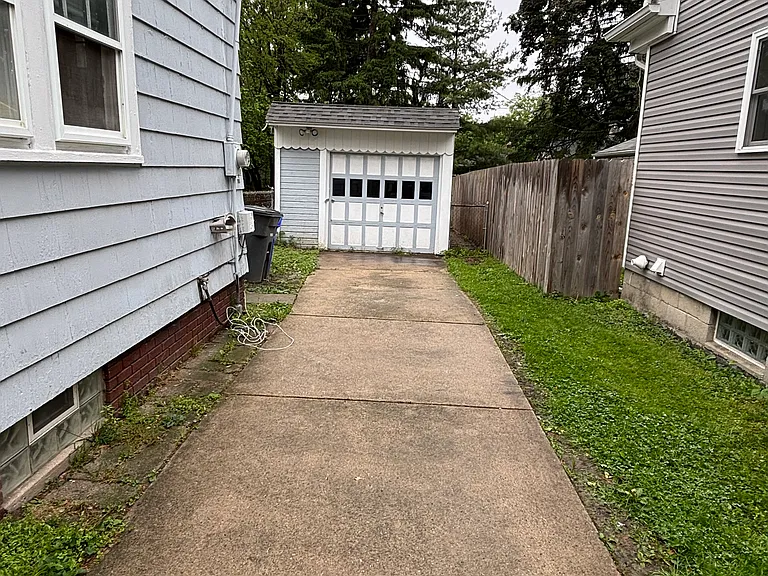 2166 Mansfield Rd — Photo 2