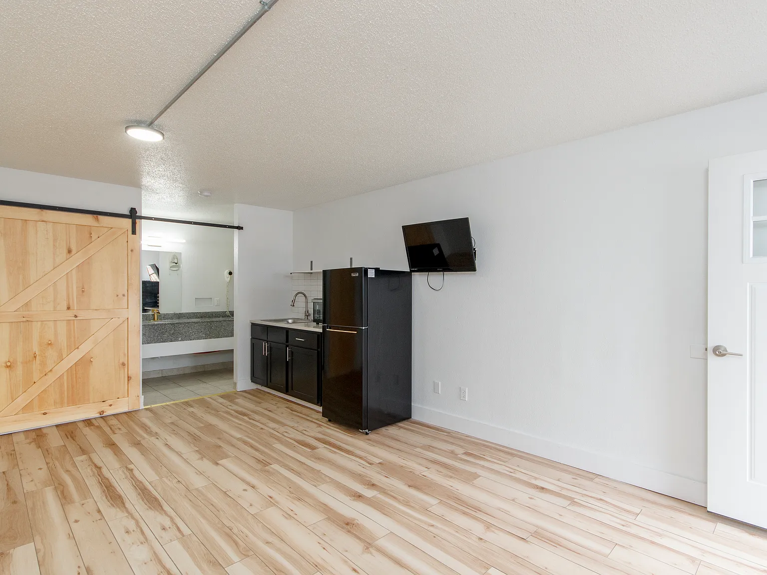 Studio, 300 sqft, $725 — Photo 2