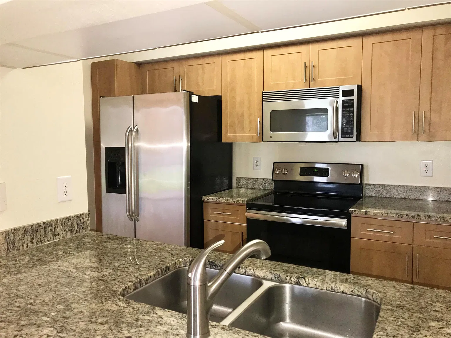 1 bed, 1.0 bath, 843 sqft, $1,840 — Photo 3
