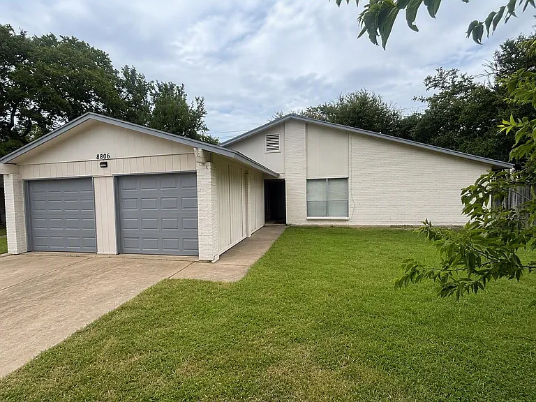 8806 Pineridge Dr #B — Photo 1
