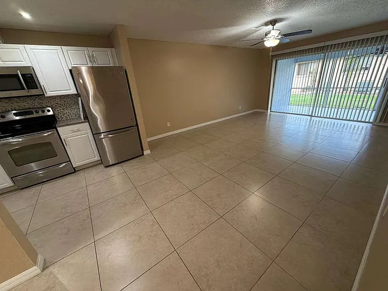 702 SE 47th St #2 — Photo 37