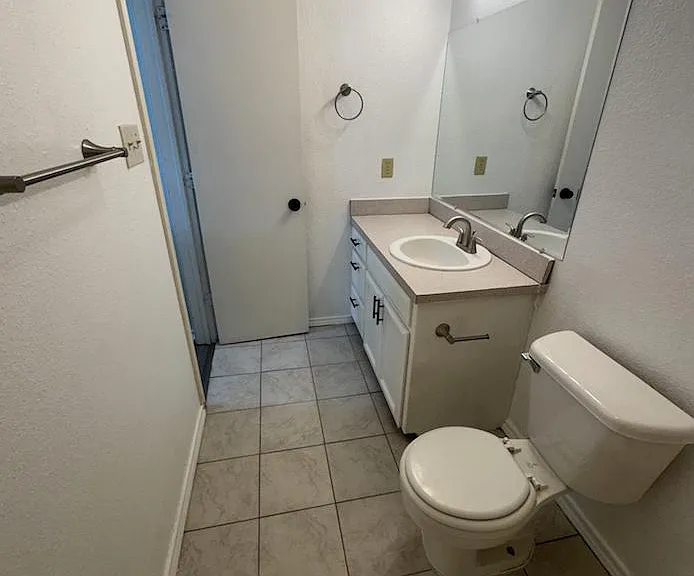 927 W Chestnut St #C — Photo 18