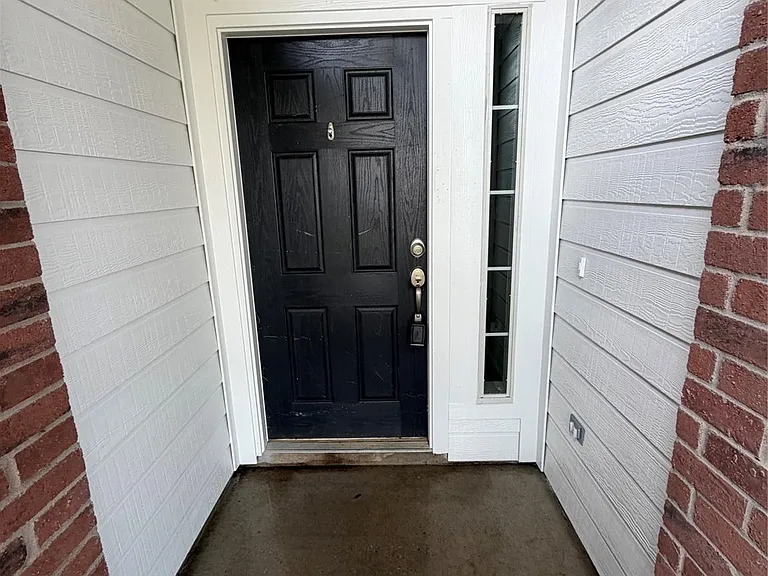 2205 Highland Crossing Dr — Photo 2