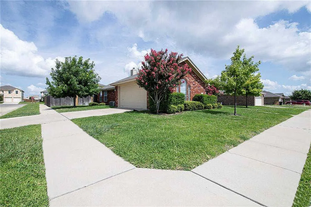 4 bed, 2.0 bath, 2020 sqft, $1,750 — Photo 2