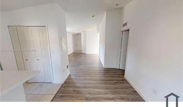 3 bed, 1024 sqft, $3,000 — Photo 4