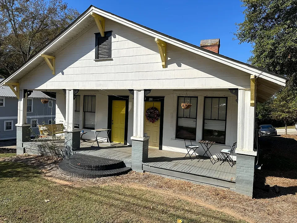 328 Carr St
