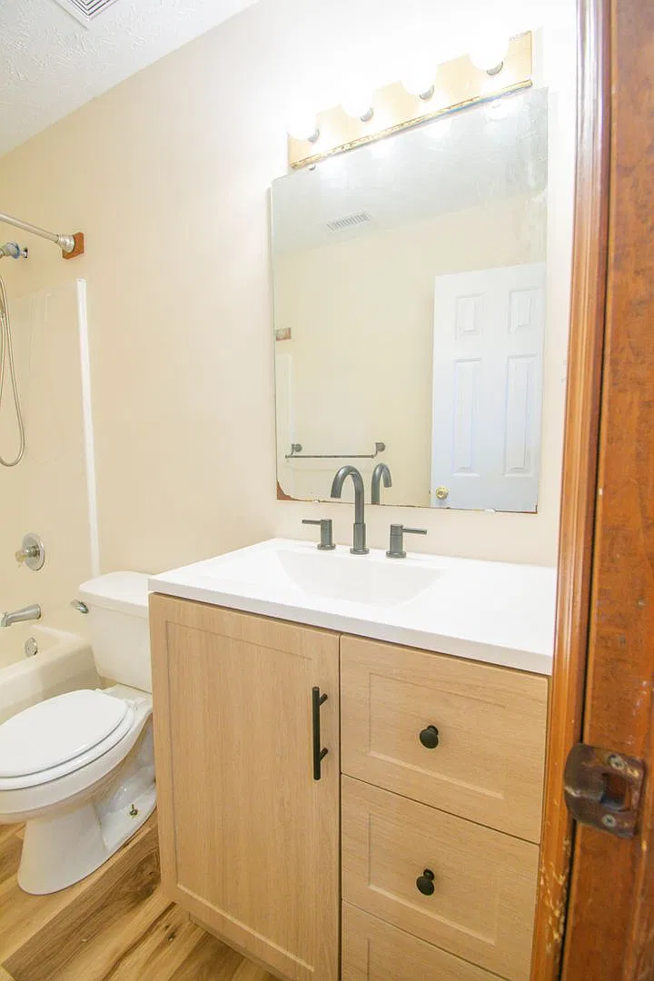 Coming Soon! 3 Bedroom 2 Bathroom - Updated Bathroom and Deck. Large Fenced Yard in a Cul-De-Sac! — Photo 4