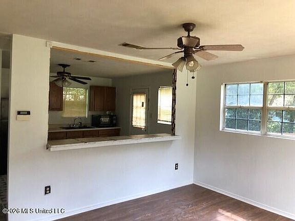 2nd image of 938 Jenkins St