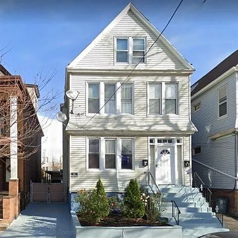 24 Eastern Pkwy — Photo 1