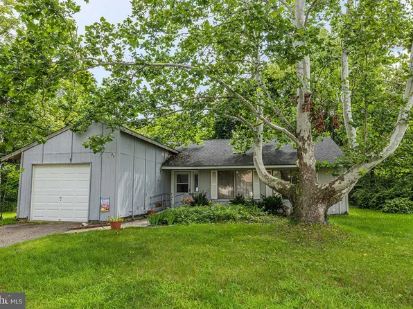 84 Eastmont Ln, Sicklerville, NJ 08081