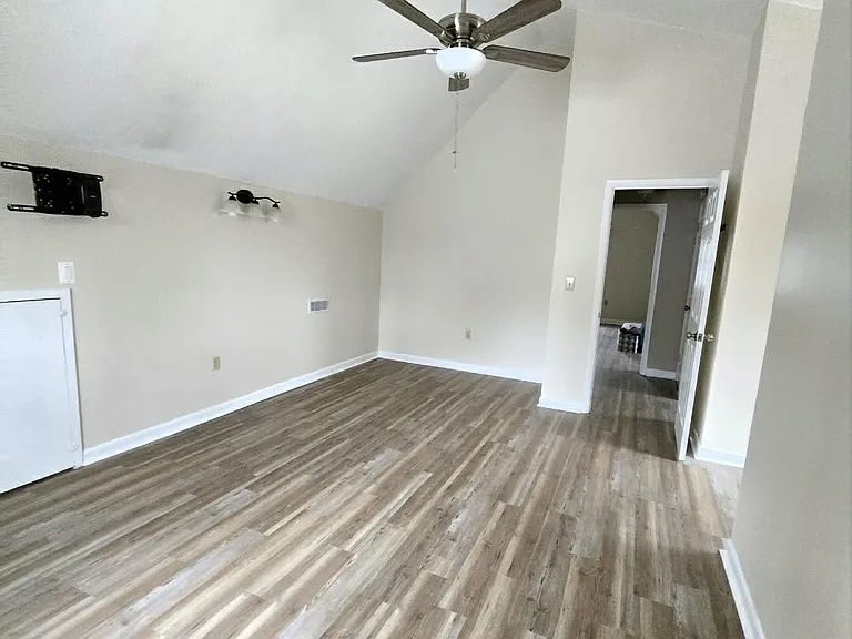 94 Nottingham Ln — Photo 12