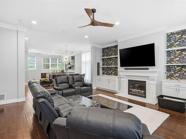 390 Bradley St — Photo 7