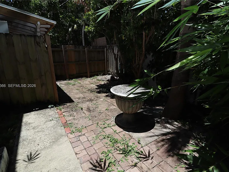 915 NE 16th Ter #5 — Photo 11