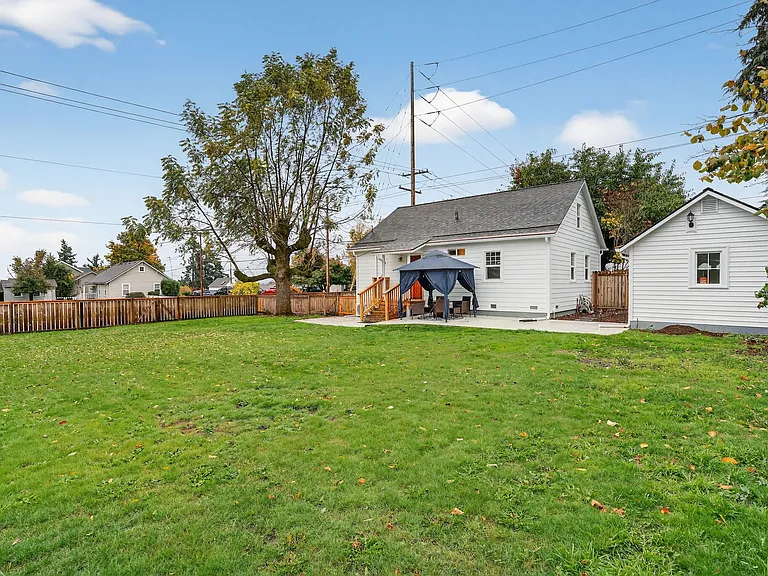 2615 Lancaster St — Photo 34