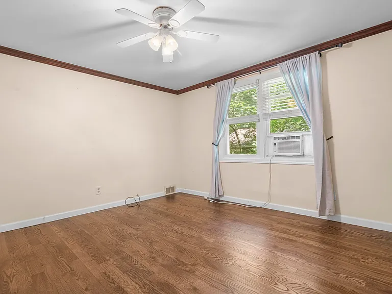 215 Manor Rd — Photo 9
