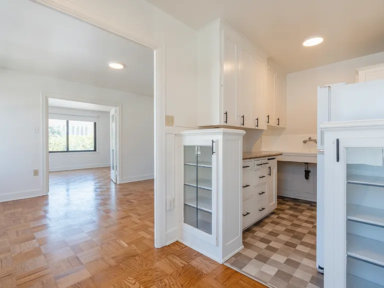 Comfortable Urban Living in a Classic Brick Building Near UW & Light Rail — Photo 49