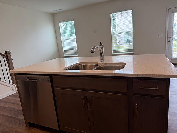 5th image of 6 Waller Dr #216