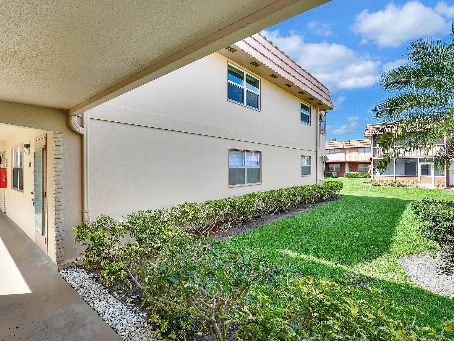 1 bed, 1.5 bath, 720 sqft, $1,695 — Photo 3