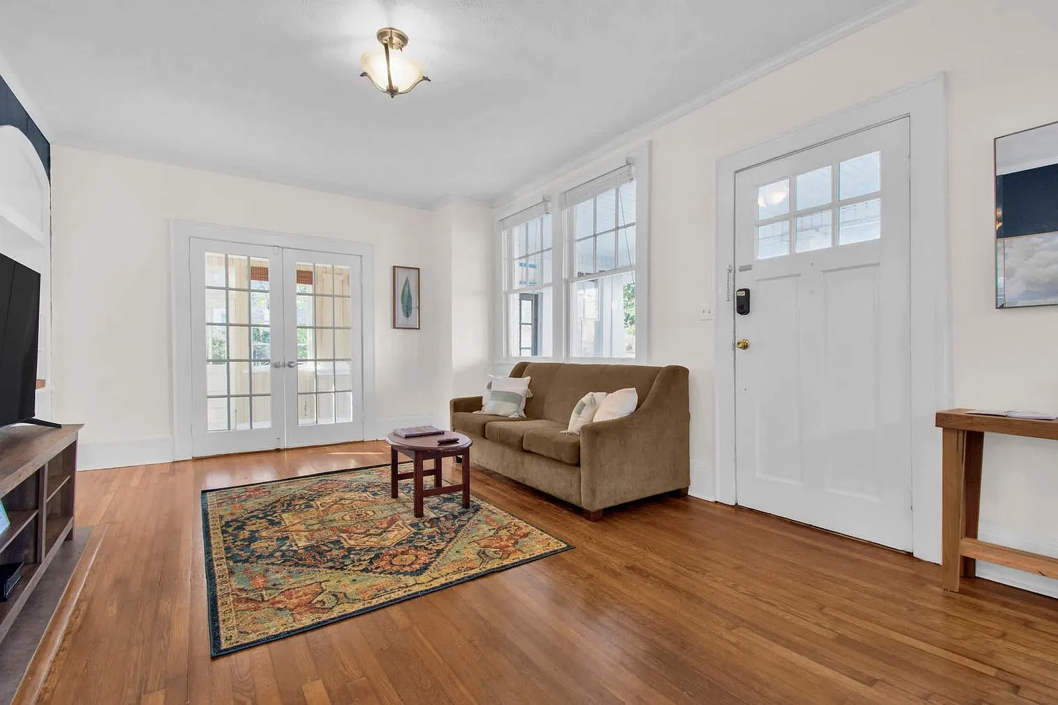 4 bed, 3.0 bath, 2077 sqft, $5,184 — Photo 2