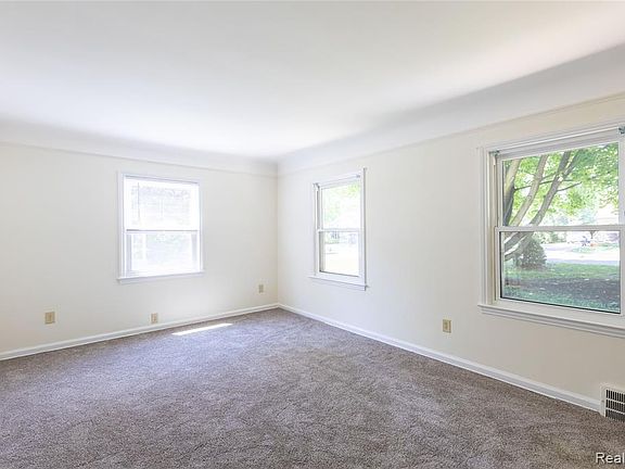 3rd image of 9385 Whitall Ln