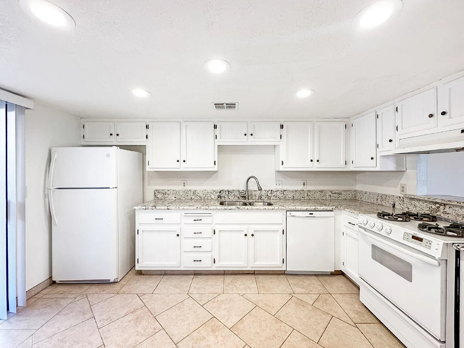 3 bed, 2.0 bath, 1100 sqft, $1,100 — Photo 3