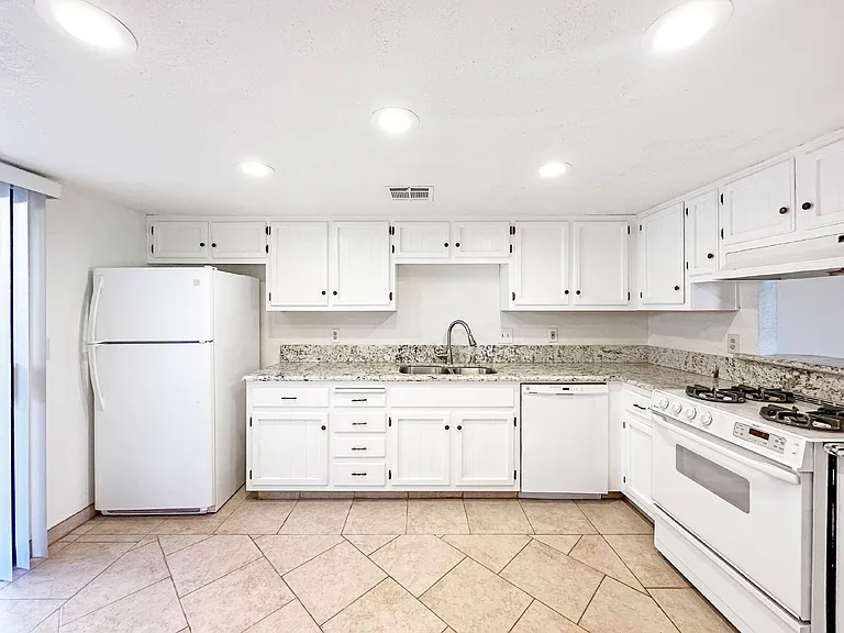 940 W Graaf Ave #B — Photo 3