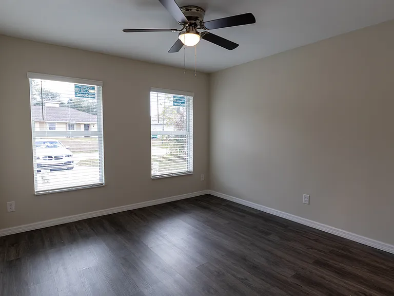 2023 Fraser St — Photo 6